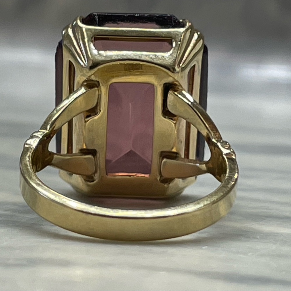 1975 Vintage Avon Large Emerald Cut Smokey Purple Statement Ring Sz 7 Gold Tone - Picture 7 of 14